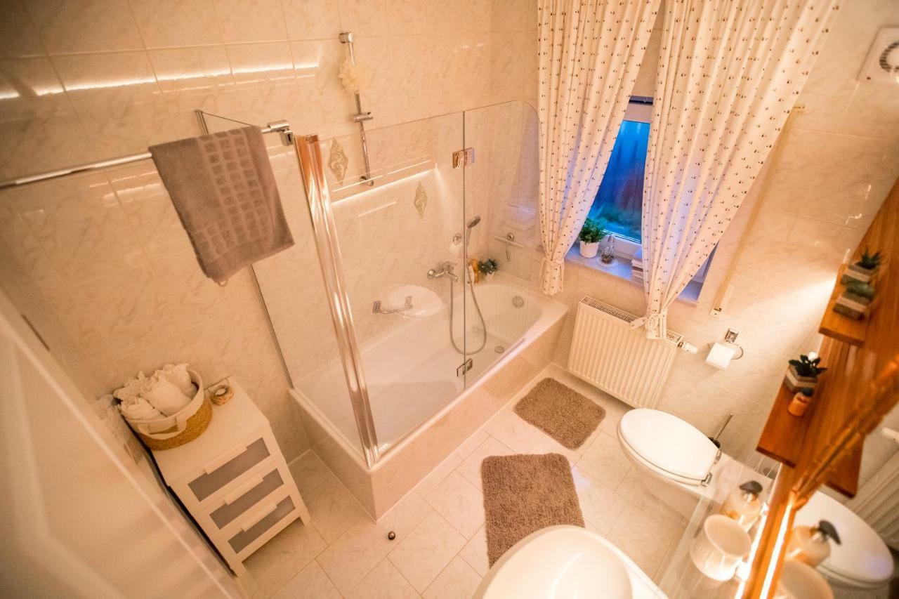 - In Der Naehe Phantasialand Bruehl Und Palmenparadies Therme Euskirchen Appartement Swisttal